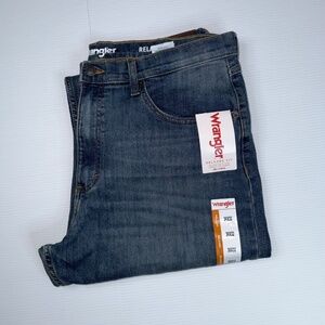 Wrangler men's jeans 36x32 . Medium wash, blue, flex fit, cotton, relaxed fit